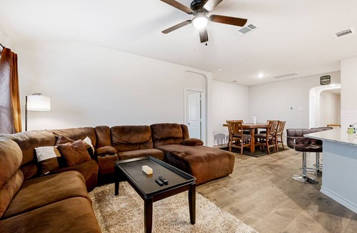 Medina Valley House | Dog-friendly single-level retreat with pool access, large yard, washer/dryer, AC