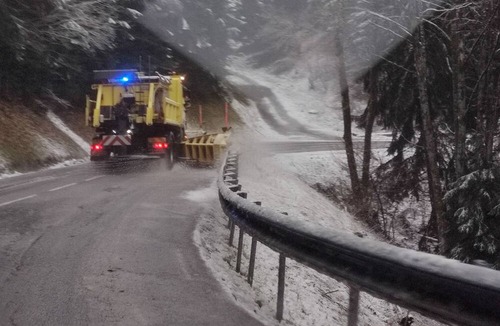 Allevard Apartment | Studio Apartment 'Clos Des Gentianes' with Shared Pool