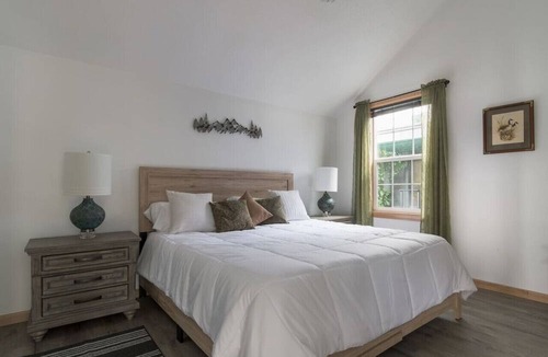 Dunes City House | Woahink Waterfront Wonderland: Lakehouse/Hot Tub