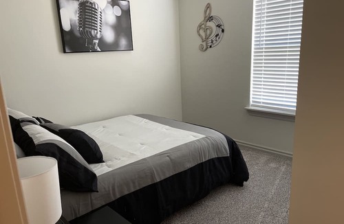 Central Oklahoma City House | New Cozy 3 Bdrm House w/game area - 8 mins to Bricktown and Midtown