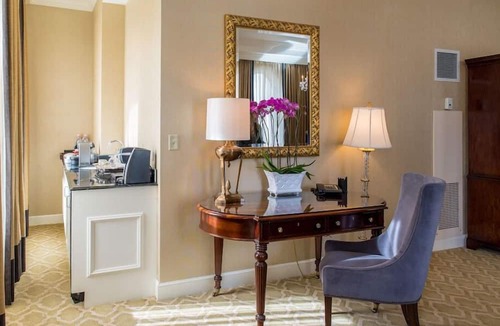 Financial District House | King Room at a 4.5⭐️ Hotel