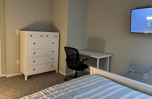Elgin House | Private Bedroom in Elgin.5