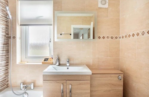 Hamilton House | Captivating 2-Bed House in Hamilton with jacuzzi