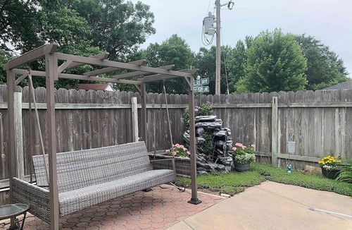 Emporia House | Cozy, modern, updated house w/pool!