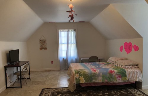 Achilles House | Flamingo Hosptiality Rm 3 with Hot Tub