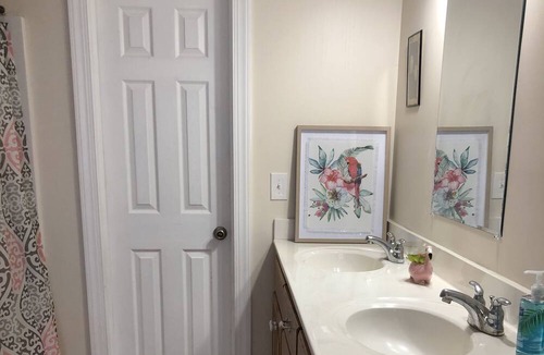 Achilles House | Flamingo Hosptiality Rm 3 with Hot Tub