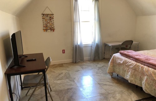 Achilles House | Flamingo Hosptiality Rm 3 with Hot Tub