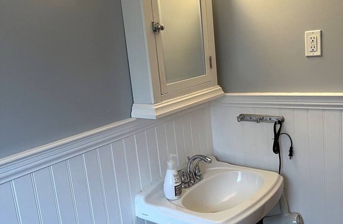 Elora House | Heart of downtown w/ private backyard. Walk to Elora Mill!