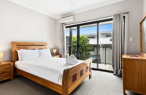 Pialba House | Stars on Torquay Road