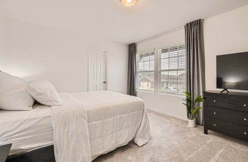 Weston House | Long Term, 75in TV, Gym & Peloton, King Bed, Office, Private Yard