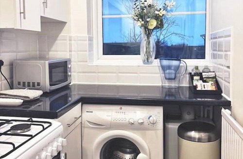 Epsom Apartment | Apartment in Epsom with Free Parking