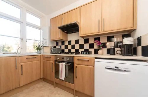 Hampton Wick Apartment | Pass the Keys | Bright spacious flat with free parking