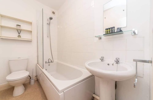 Hampton Wick Apartment | Pass the Keys | Bright spacious flat with free parking