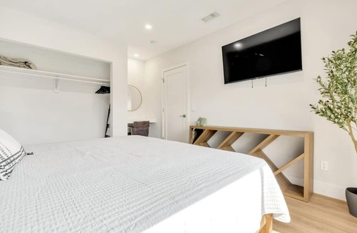 View Park-Windsor Hills House | LUXE SoFi Home KING beds