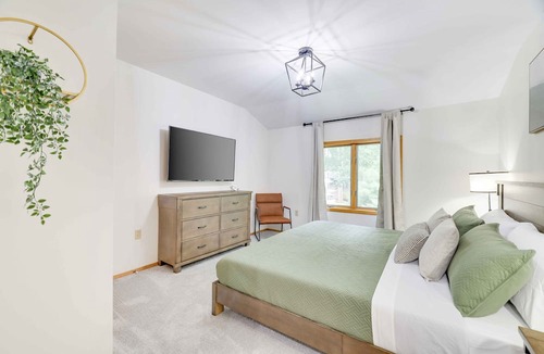 Lake Harmony Villa | Hot Tub | Deck w/Grill | Pool Table | King Beds