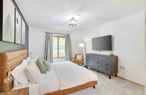 Lake Harmony Villa | Hot Tub | Deck w/Grill | Pool Table | King Beds