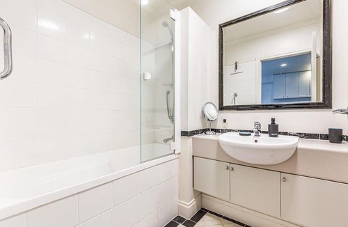 Northcote Apartment | Spacious CBD Retreat: 1BR Queen St Gem!