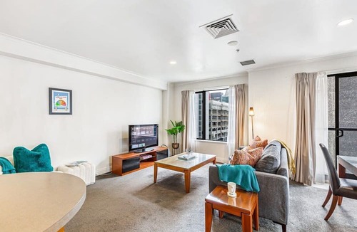 Northcote Apartment | Spacious CBD Retreat: 1BR Queen St Gem!