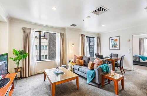 Northcote Apartment | Spacious CBD Retreat: 1BR Queen St Gem!