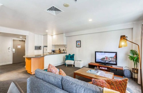 Northcote Apartment | Spacious CBD Retreat: 1BR Queen St Gem!