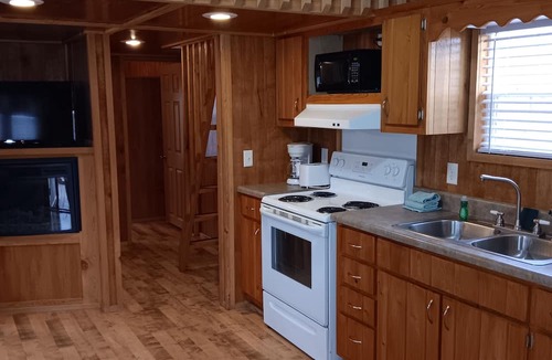 Carlisle Cabin | Relaxing Accommodation! Kitchen, Free Parking, Close to Greenleaf State Park!