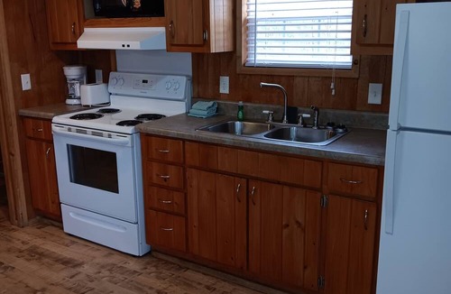 Carlisle Cabin | Relaxing Accommodation! Kitchen, Free Parking, Close to Greenleaf State Park!