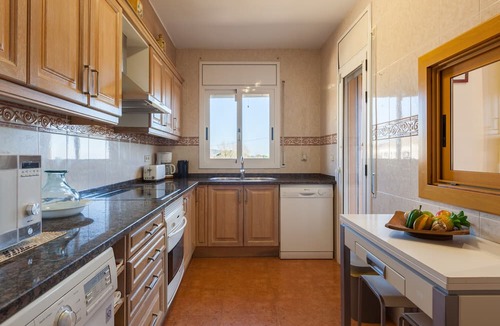 Sant Cebria de Vallalta House | Holiday Home 'Villa Sol' with Sea View, Private Pool and Wi-Fi