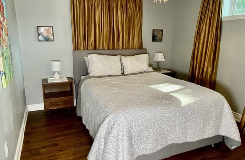 Lakeview House | Private Mississauga South Basement Apartment with Bedroom & Den