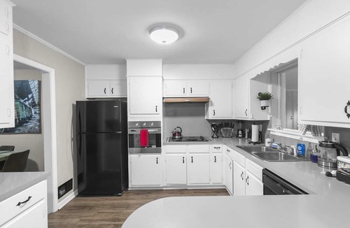 Center Point House | Center Point Gem: 4BR, Parking & Long Stays