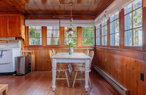 Greenbank Cabin | Sunrise View Waterfront Getaway