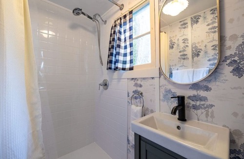 Greenbank Cabin | Sunrise View Waterfront Getaway