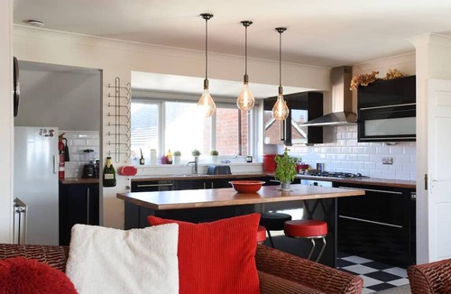 Southsea Apartment | *New* Spacious 3BR Apt w/ Balcony & FREE Parking!