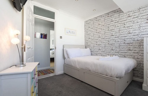 Southsea Apartment | *New* Spacious 3BR Apt w/ Balcony & FREE Parking!