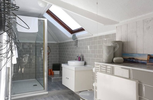 Southsea Apartment | *New* Spacious 3BR Apt w/ Balcony & FREE Parking!