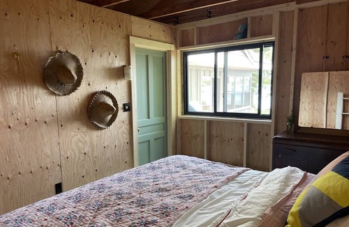 South Bruce Peninsula Cabin | Cozy 3-bedroom Nostalgic Waterfront Cabin on Lake Huron