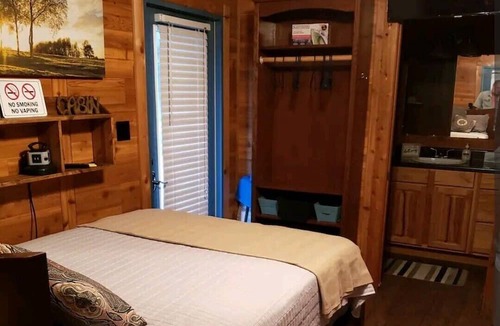 Lufkin Cabin | Cozy Corner Cabin close to hospitals