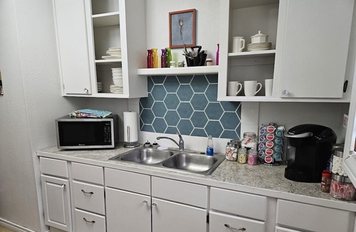 Sayles Blvd. Area House | Cute and cozy 2 bedroom cottage - centrally located and charming!