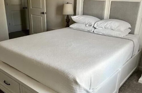 Macon House | Beautiful Macon Home! Convenience & Comfort!