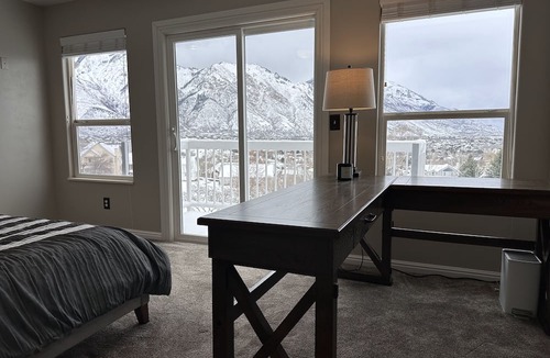 Alpine House | Stunning mountain and valley views this Alpine home is conveniently located.
