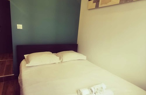 La Demi - Lune Apartment | Studio superbe, parking gratuit