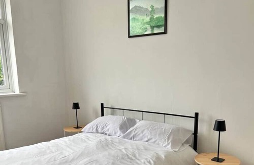 Lea Bridge House | Pair Paradise Haven - Double room