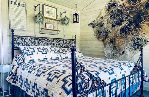 Joseph Cottage | Camp-themed dog-friendly cabin with mountain views, firepit, & river access