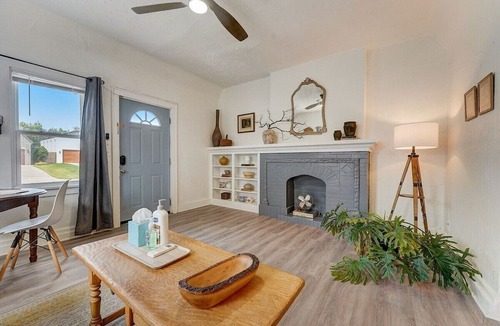 Central Oklahoma City Apartment | Art-Center of City-Fabulous shower