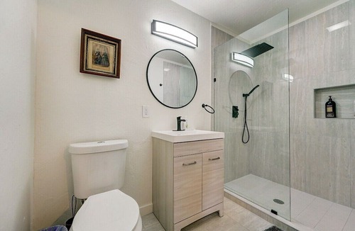 Central Oklahoma City Apartment | Art-Center of City-Fabulous shower