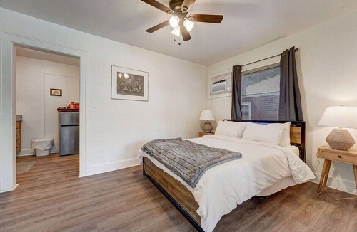 Central Oklahoma City Apartment | Art-Center of City-Fabulous shower