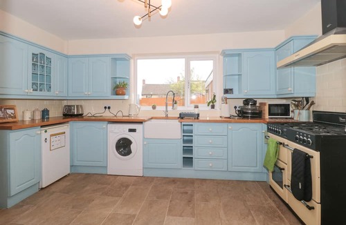Portishead Cottage | 24 SEVERN ROAD, pet friendly, with hot tub in Portishead