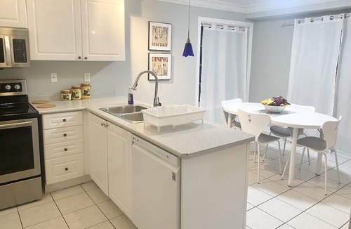 Mount Pleasant House | Modern furnished and fully stocked 4 bed, 3 bath house in central Brampton