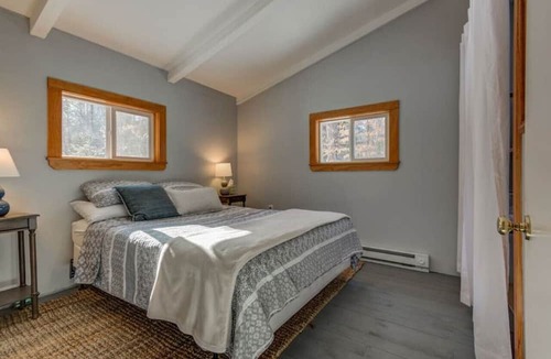 Conway Cottage | Rustic Pet Friendly Cottage w/Private Beach Access