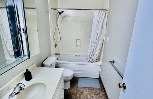 Rosemount House | Cozy 3 Bed, 2 Bath, Pet-friendly Full house in Kitchener with all amenities.