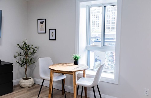 Kitchener Apartment | Trendy 1 queen bed studio Prime DT location